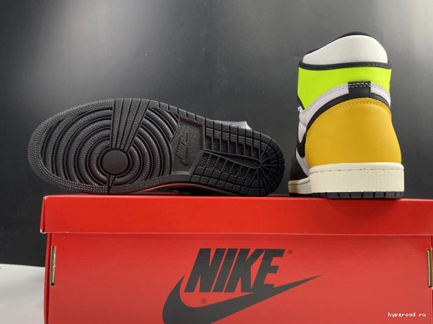 1 AIR RETRO OG 'VOLT GOLD' JORDAN HIGH 555088-118 0524